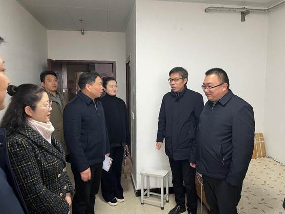 一群男人和女人站在房间里描述已自动生成